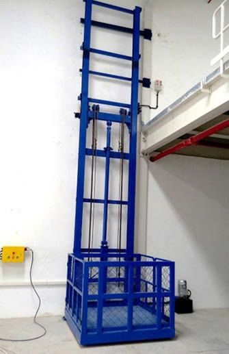 Referencia de una plataforma vertical para mercadería junto a un entrepiso